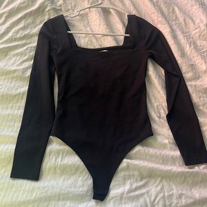 Aritzia Babaton Contour Squareneck Longsleeve Bodysuit - Black Size small